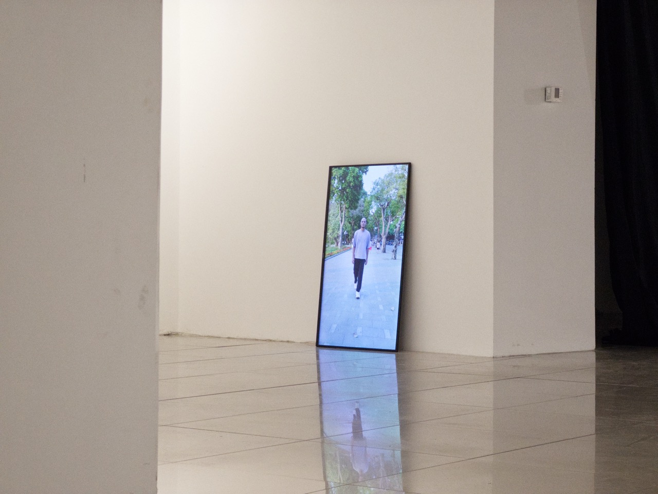 Đi lùi (walking backwards)